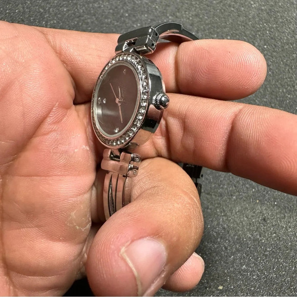 Ladies quartz silver tone diamond accent wrist watch working with new battery - Picture 2 of 9